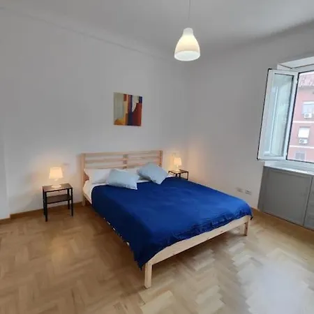 Apartment White & Wood House In Rome